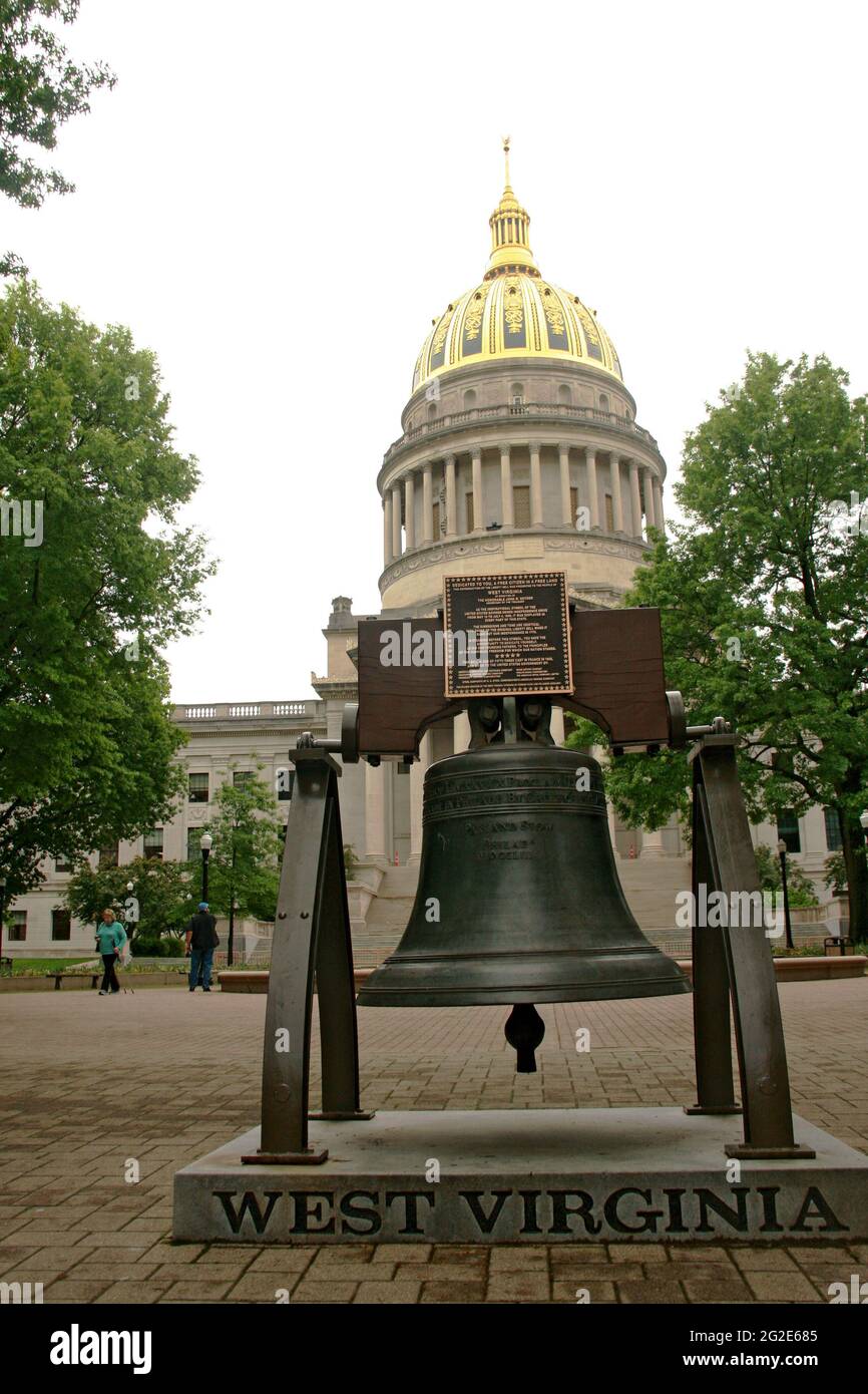 Charleston, Virginie de l'Ouest, États-Unis. Le capitole de l'État de Virginie-Occidentale, avec une reproduction de la cloche de la liberté, symbole de l'indépendance, exposée sur le terrain. Banque D'Images