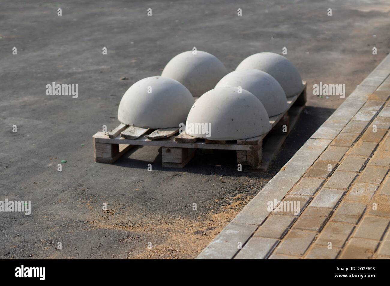 Blocs de mouvement des voitures dans la zone piétonne. Les blocs de béton sont en attente d'installation. Restricteur de stationnement du passage du véhicule. Broche en béton Banque D'Images