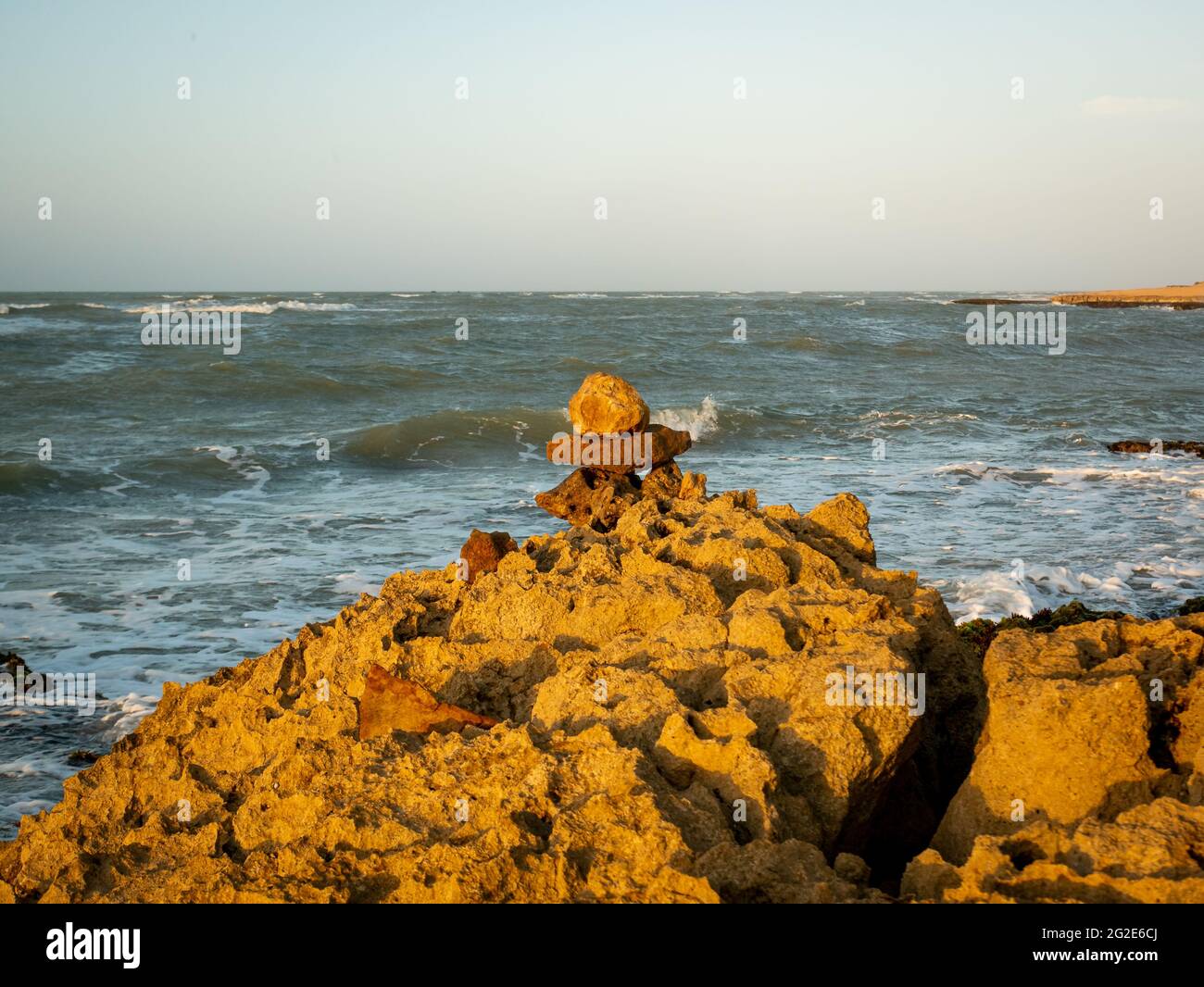 Les pierres empilées les unes après les autres, représentent la promesse de retourner au même endroit à l'avenir, près de la côte à Punta Gallinas (Cap Gall Banque D'Images