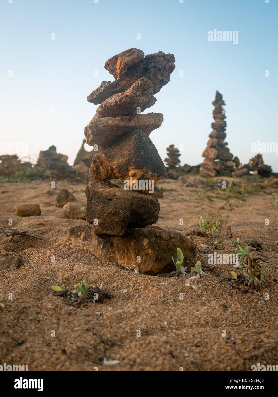 Les pierres empilées les unes après les autres, représentent la promesse de retourner au même endroit à l'avenir, près de la côte à Punta Gallinas (Cap Gall Banque D'Images