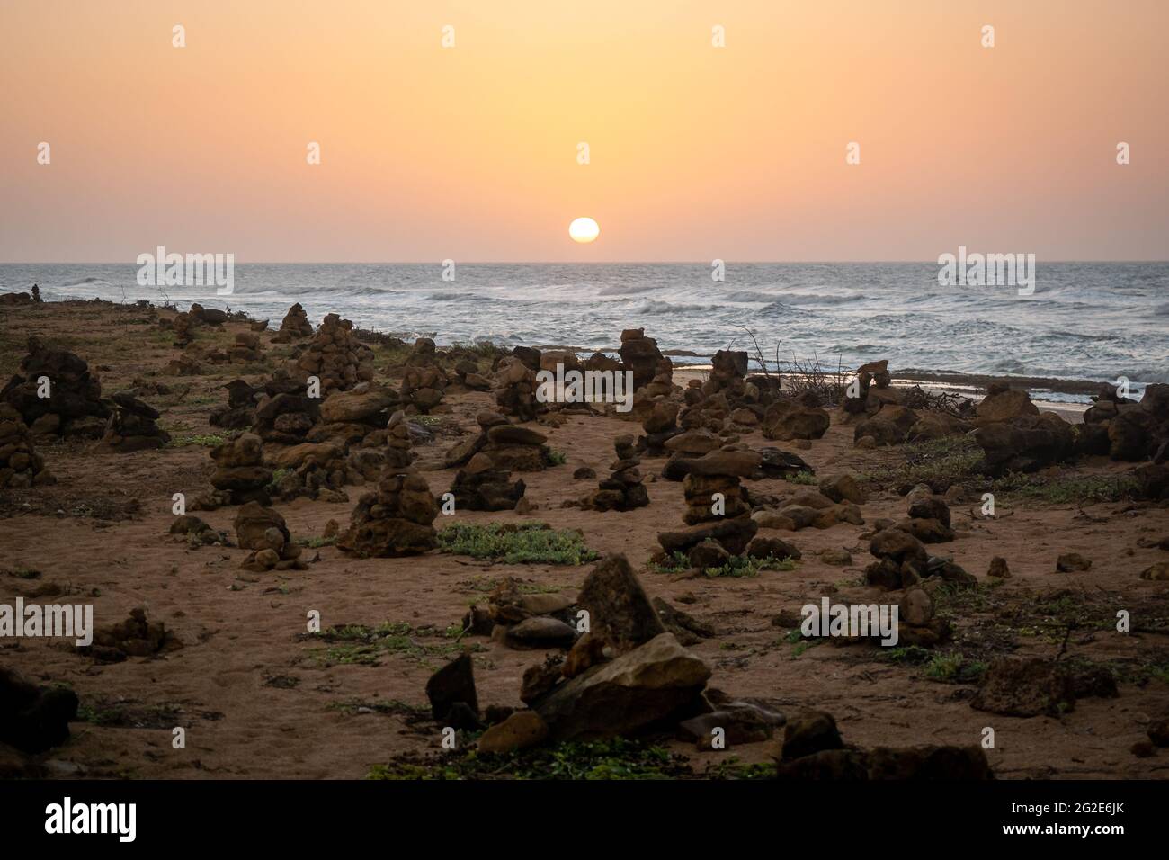 Les pierres empilées les unes après les autres, représentent la promesse de retourner au même endroit à l'avenir, près de la côte à Punta Gallinas (Cap Gall Banque D'Images