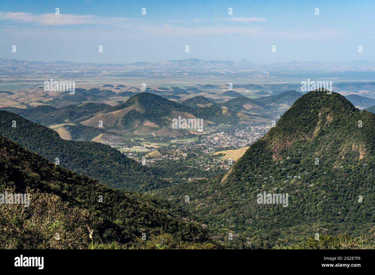 Vue éloignée de Soberbo point d'observation de la municipalité de Guapimirim entre la région montagneuse de Serra do Mar (Sea Ridge) sous ciel bleu nuageux. Banque D'Images