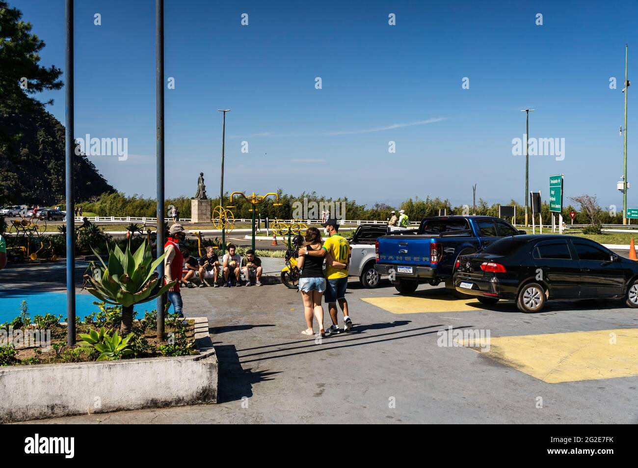 Vue partielle sur le parking de Teresopolis office de tourisme à la jonction du cloverleaf à proximité du point d'observation de Mirante do Soberbo. Banque D'Images