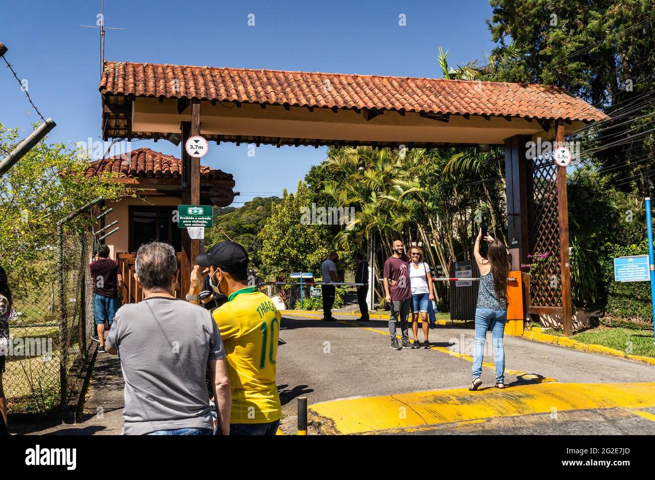 La porte d'entrée et la cabine de sécurité du complexe de football Granja Comary, le siège et le centre d'entraînement principal de l'équipe nationale de football du Brésil. Banque D'Images