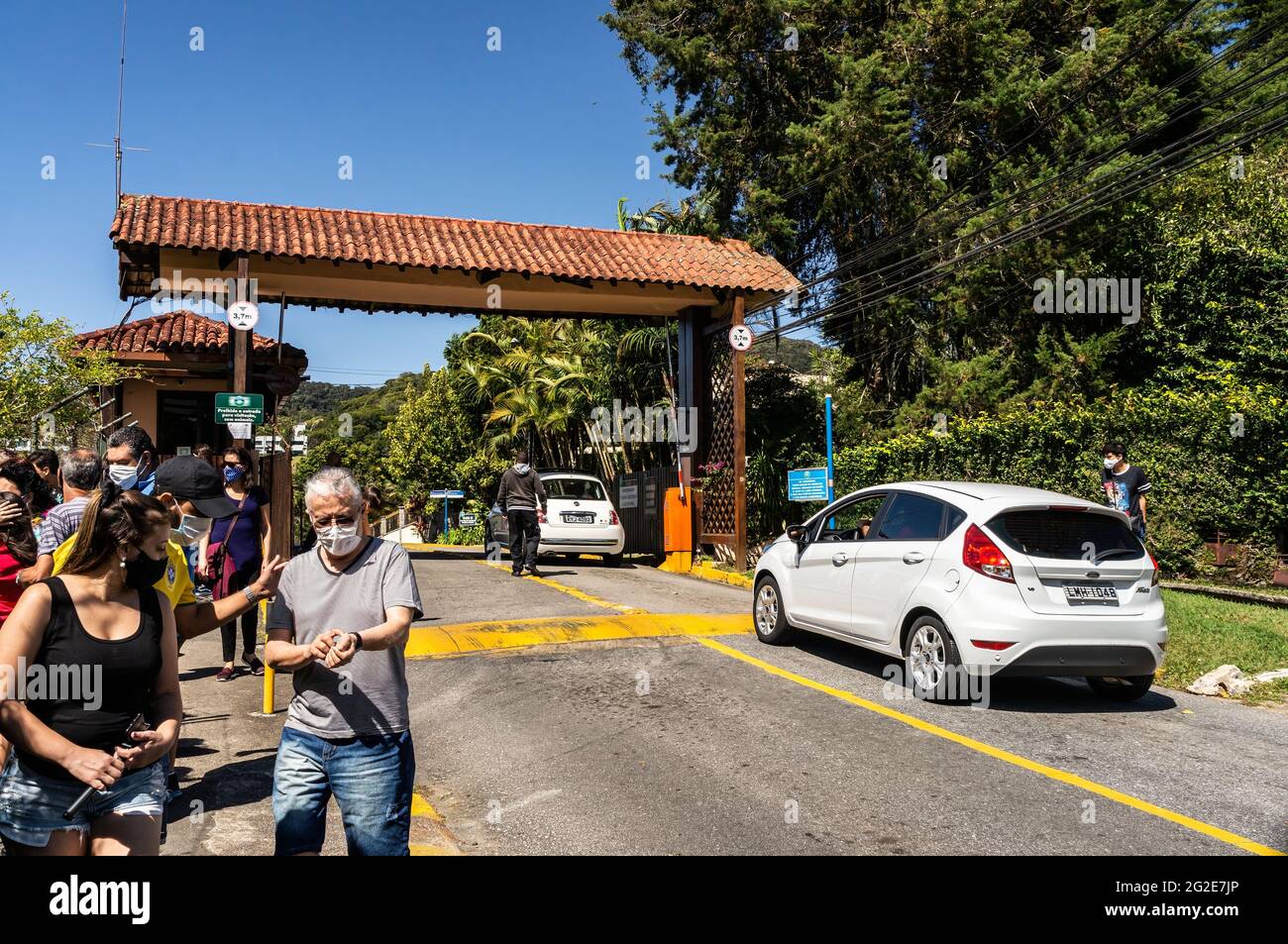 Voitures passant par la porte d'entrée du complexe de football Granja Comary, le siège et le centre d'entraînement principal de l'équipe nationale de football du Brésil. Banque D'Images