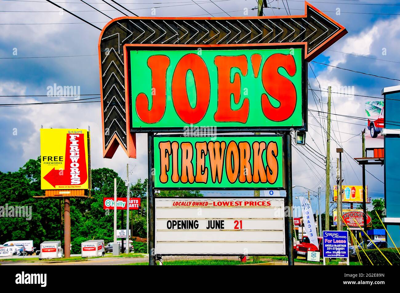 Des panneaux annoncent le feu d’artifice Big Bang à gauche et le feu d’artifice Joe à droite, le 9 juin 2021, à Theodore, Alabama. Banque D'Images