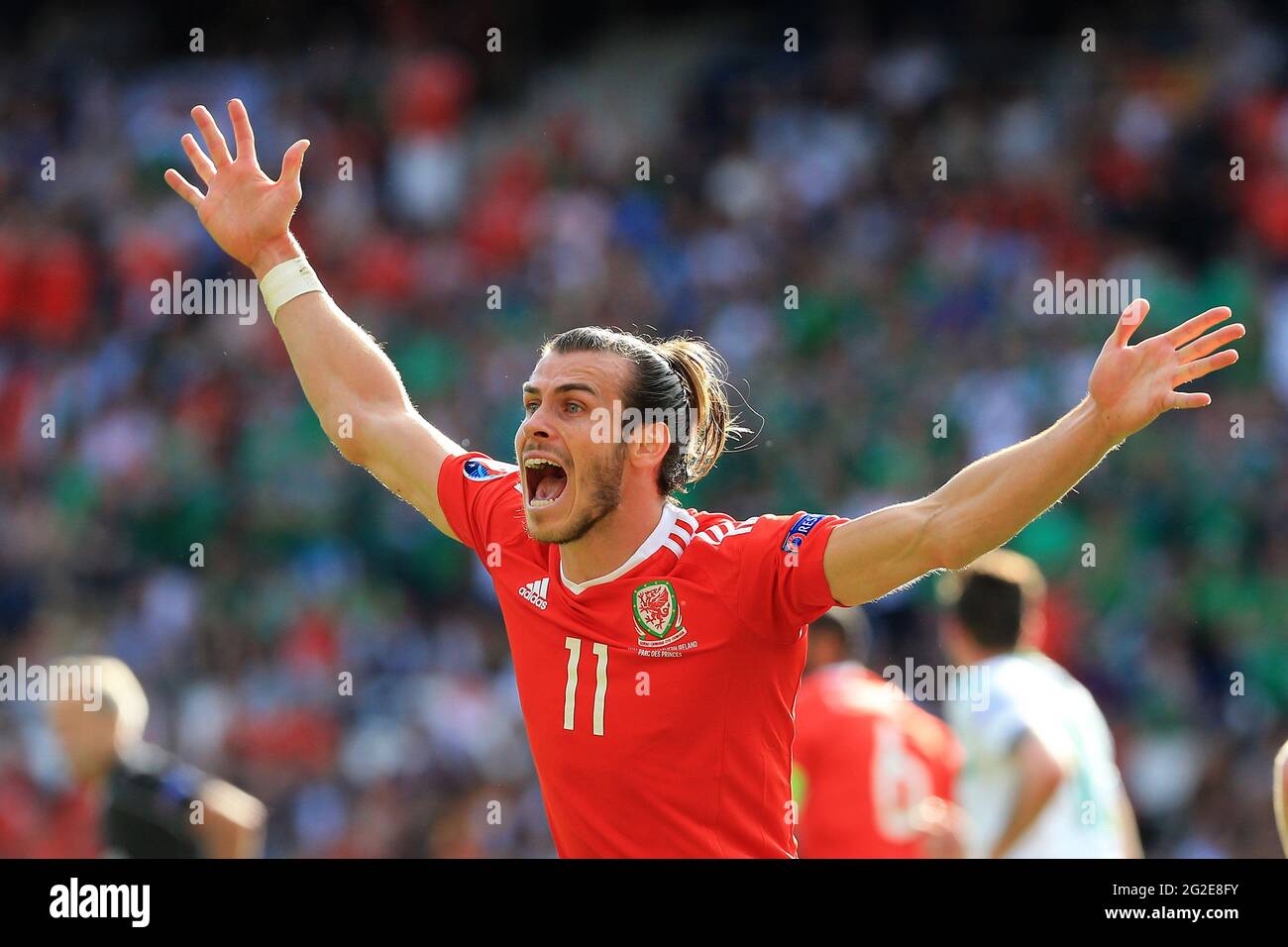 Gareth Bale du pays de Galles en action. Pays de Galles contre Irlande du Nord, UEFA Euro 2016 le dernier 16 match au Parc des Princes à Paris, France . Juin 2016 Editorial Banque D'Images