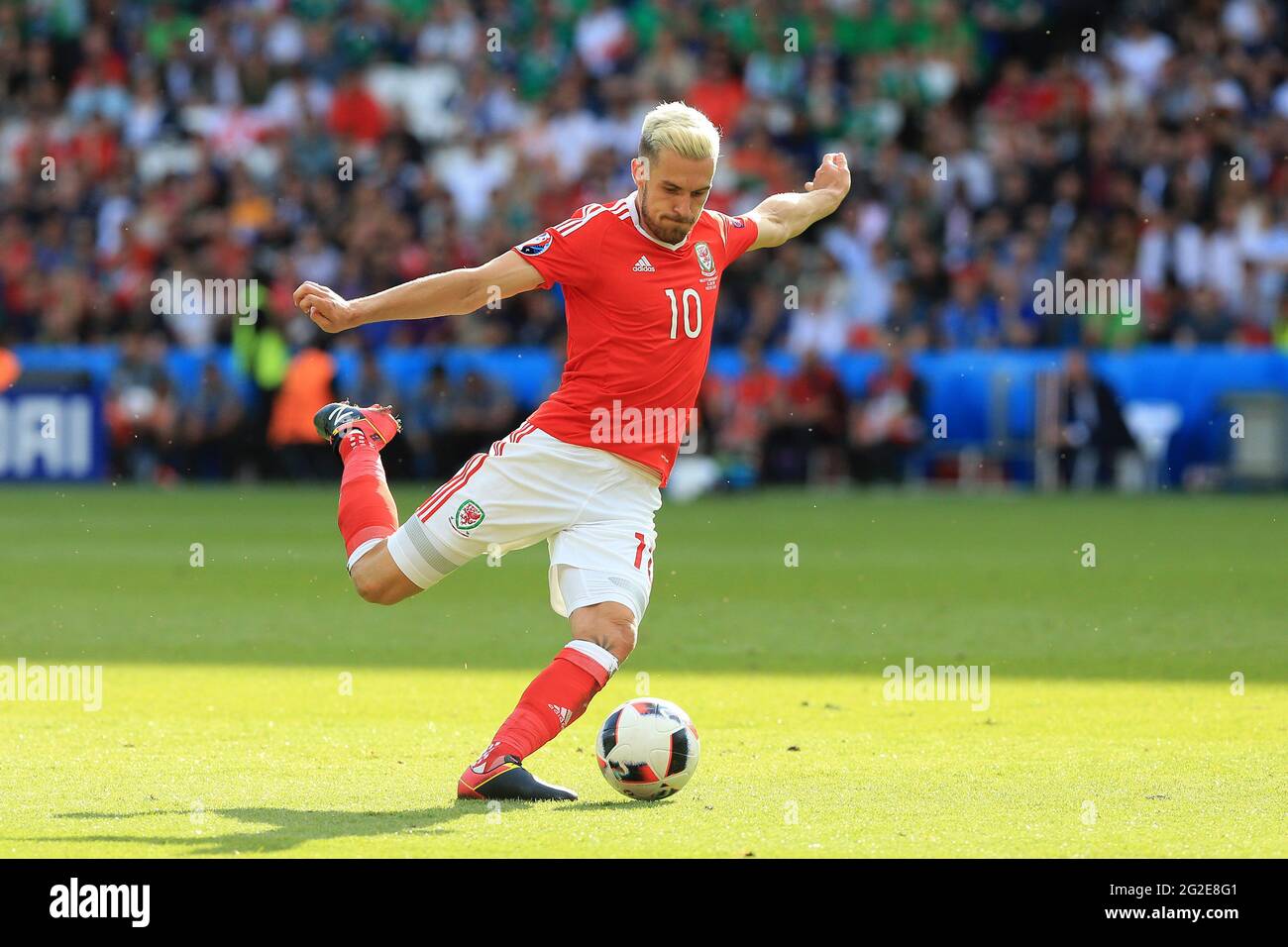 Aaron Ramsey du pays de Galles en action. Pays de Galles contre Irlande du Nord, UEFA Euro 2016 le dernier 16 match au Parc des Princes à Paris, France . Juin 2016 Editorial Banque D'Images