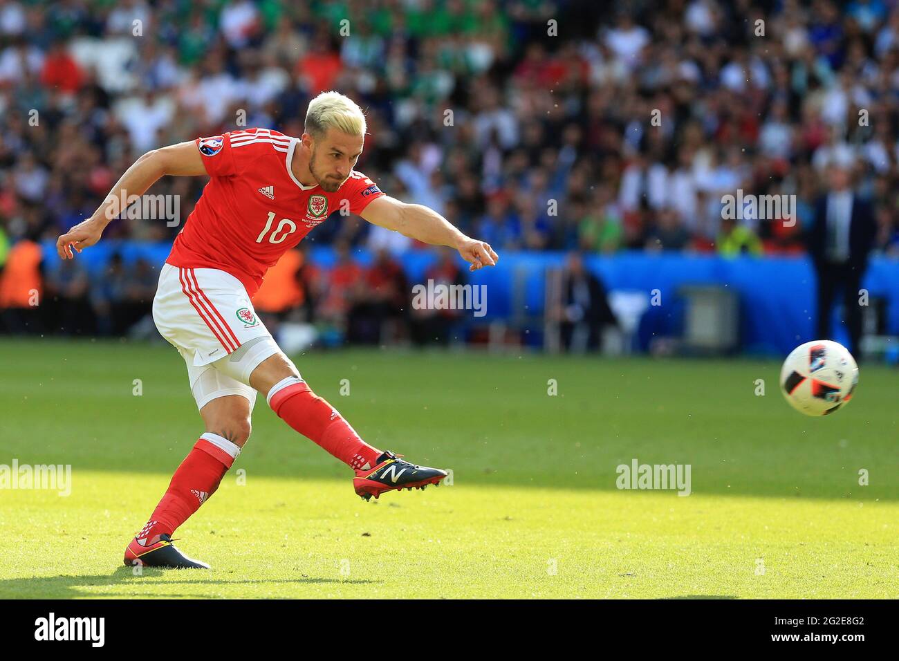 Aaron Ramsey du pays de Galles en action. Pays de Galles contre Irlande du Nord, UEFA Euro 2016 le dernier 16 match au Parc des Princes à Paris, France . Juin 2016 Editorial Banque D'Images