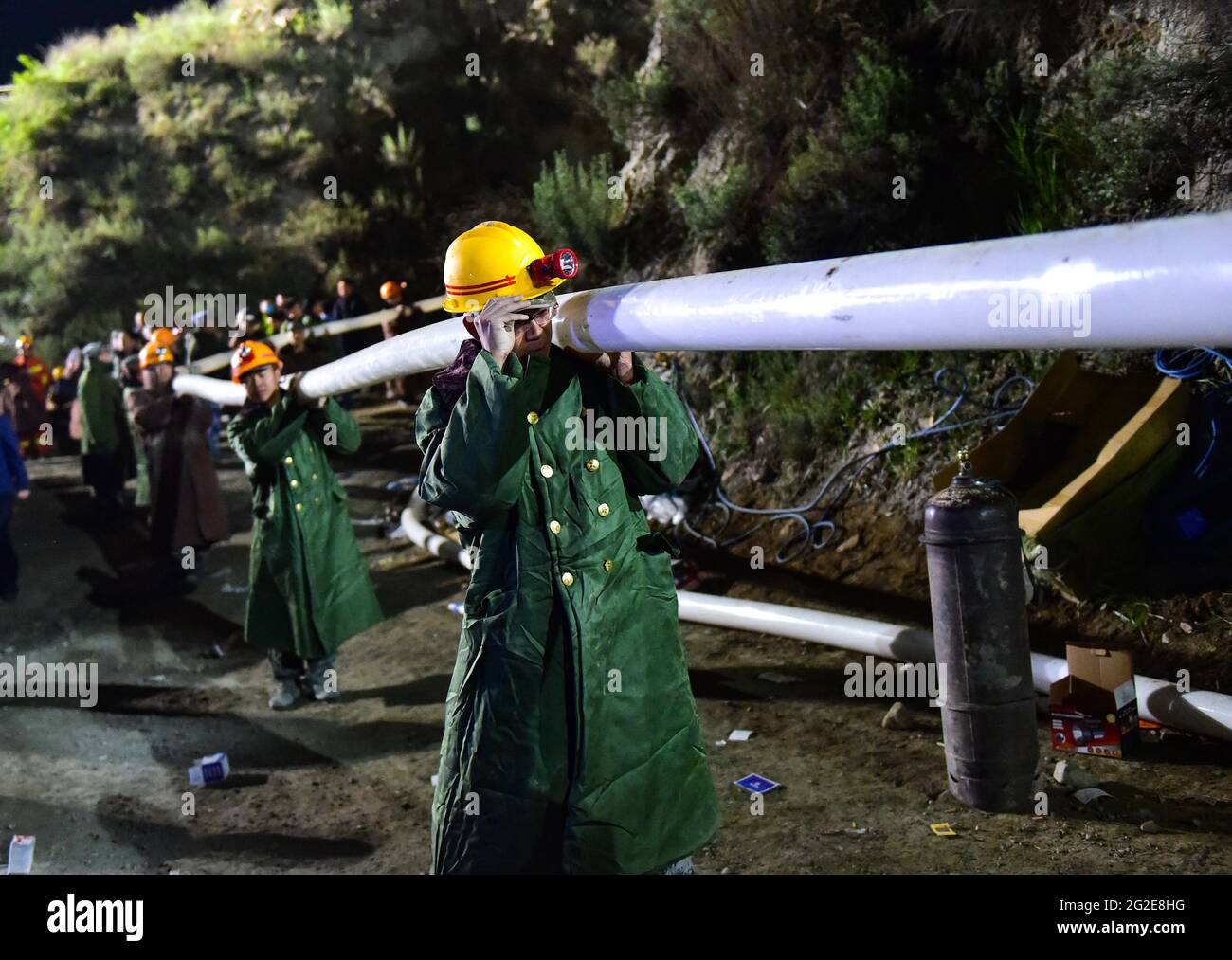 Daixian, province chinoise du Shanxi. 10 juin 2021. Les sauveteurs travaillent sur un site d'accident de mine de fer dans le comté de Daixian, dans la province du Shanxi, au nord de la Chine, le 10 juin 2021. Treize personnes ont été piégées dans une mine de fer qui a inondé la province du Shanxi dans le nord de la Chine, ont déclaré jeudi les autorités locales. Les opérations de sauvetage sont en cours. Credit: Chai Ting/Xinhua/Alay Live News Banque D'Images