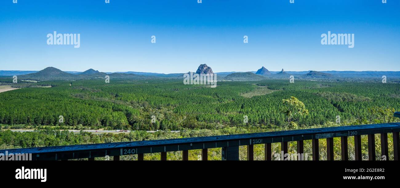 Vue panoramique sur les Glass House Mountains depuis le point de vue de Wild Horse Mountain, la forêt nationale de Beerburrum, l'arrière-pays de la Sunshine Coast, le Queensland, l'Australi Banque D'Images