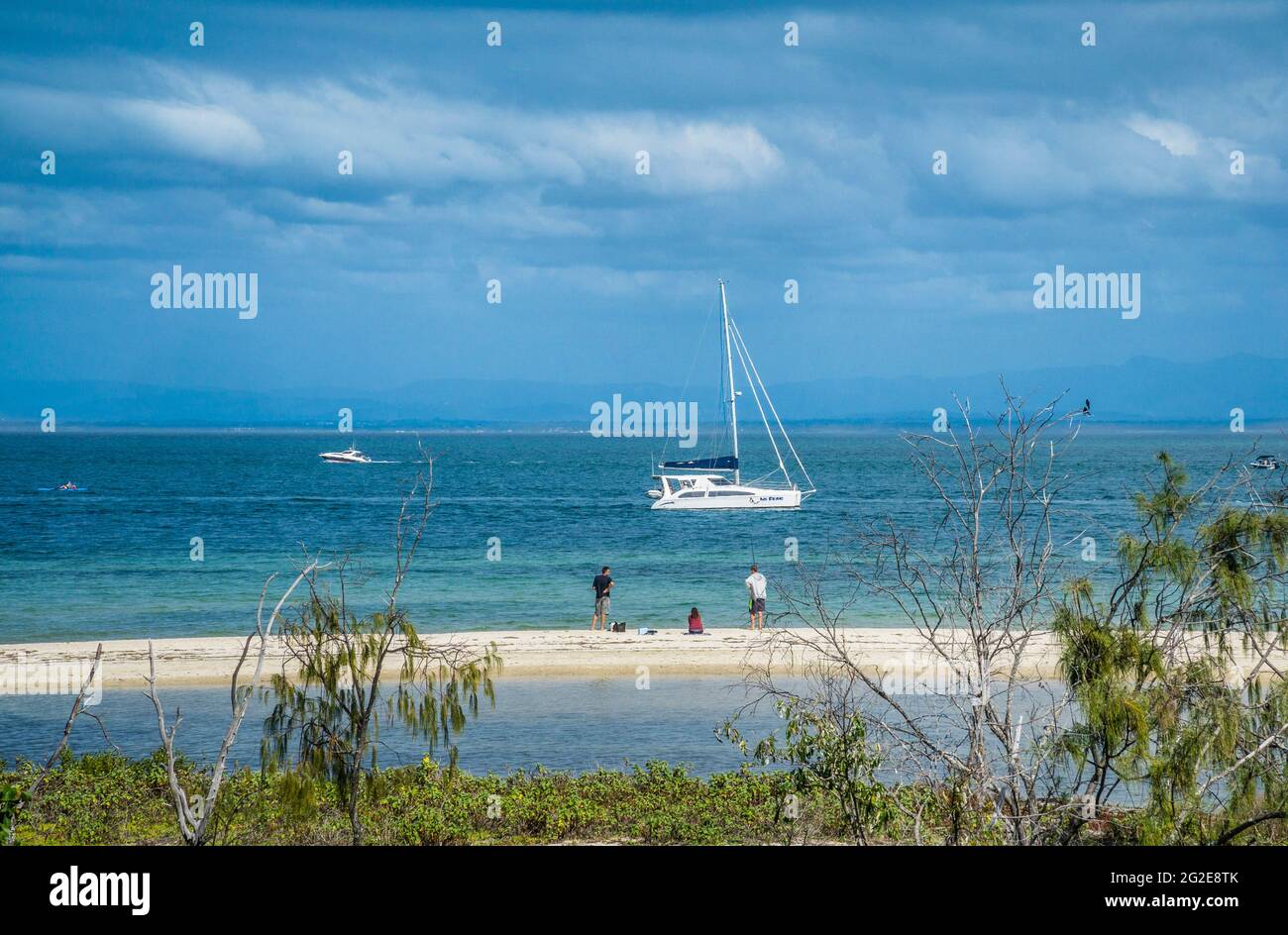 Pêche sur la flèche de sable à Buckleys Hole, Bongaree, Bribie Island, région de Moreton Bay, Queensland, Australie Banque D'Images