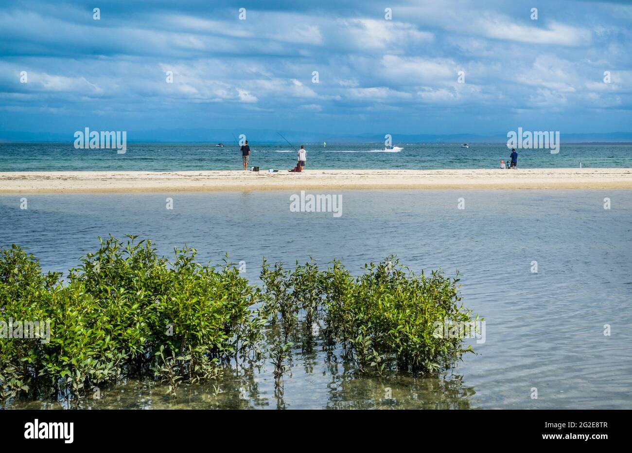 Pêche sur la flèche de sable à Buckleys Hole, Bongaree, Bribie Island, région de Moreton Bay, Queensland, Australie Banque D'Images