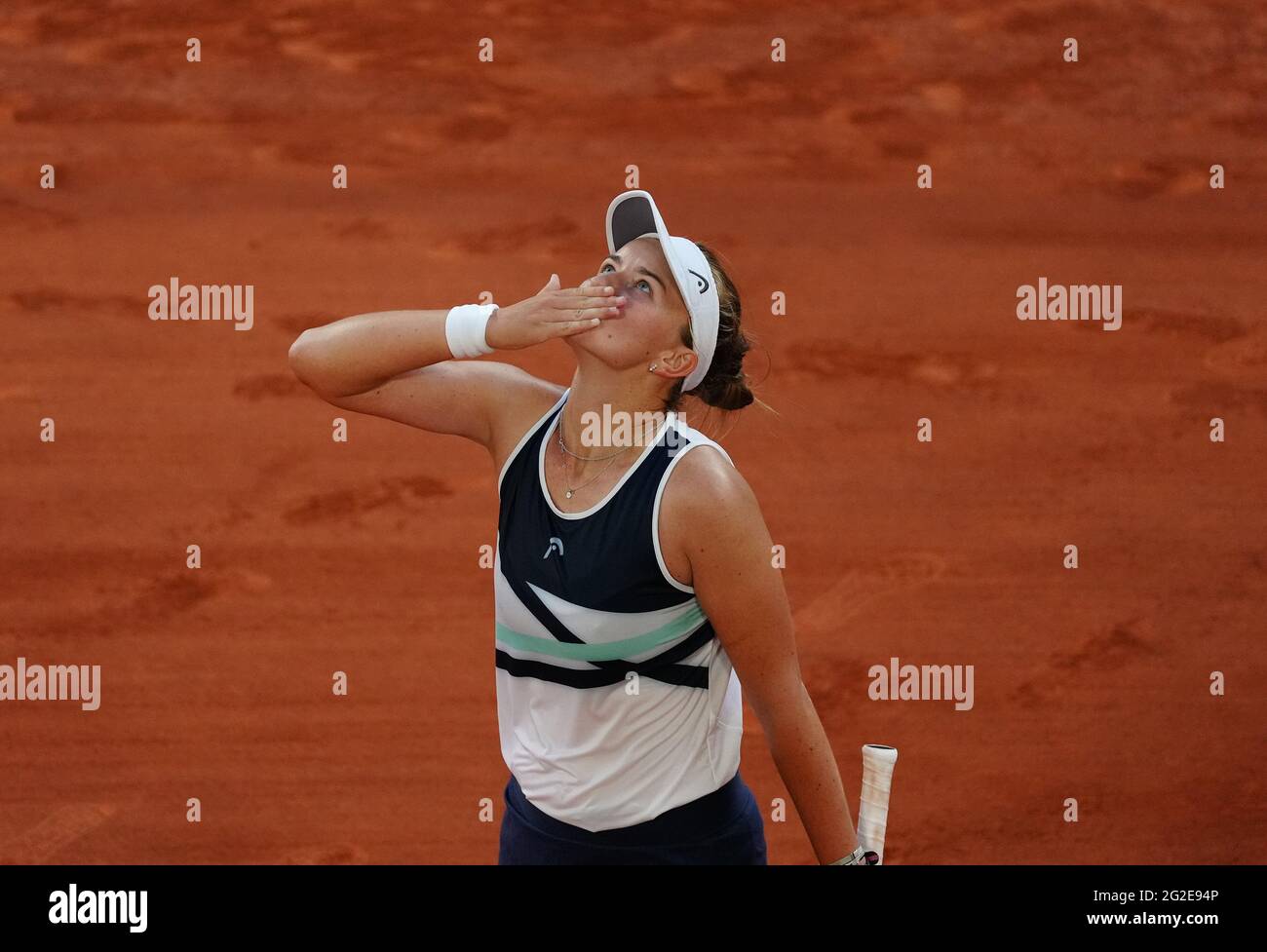 Paris, France. 10 juin 2021. Barbora Krejcikova de la République tchèque fête après le match féminin semi-fin entre Barbora Krejcikova de la République tchèque et Maria Sakkari de Grèce lors du tournoi de tennis de Roland Garros à Paris, France, le 10 juin 2021. Credit: Gao Jing/Xinhua/Alamy Live News Banque D'Images