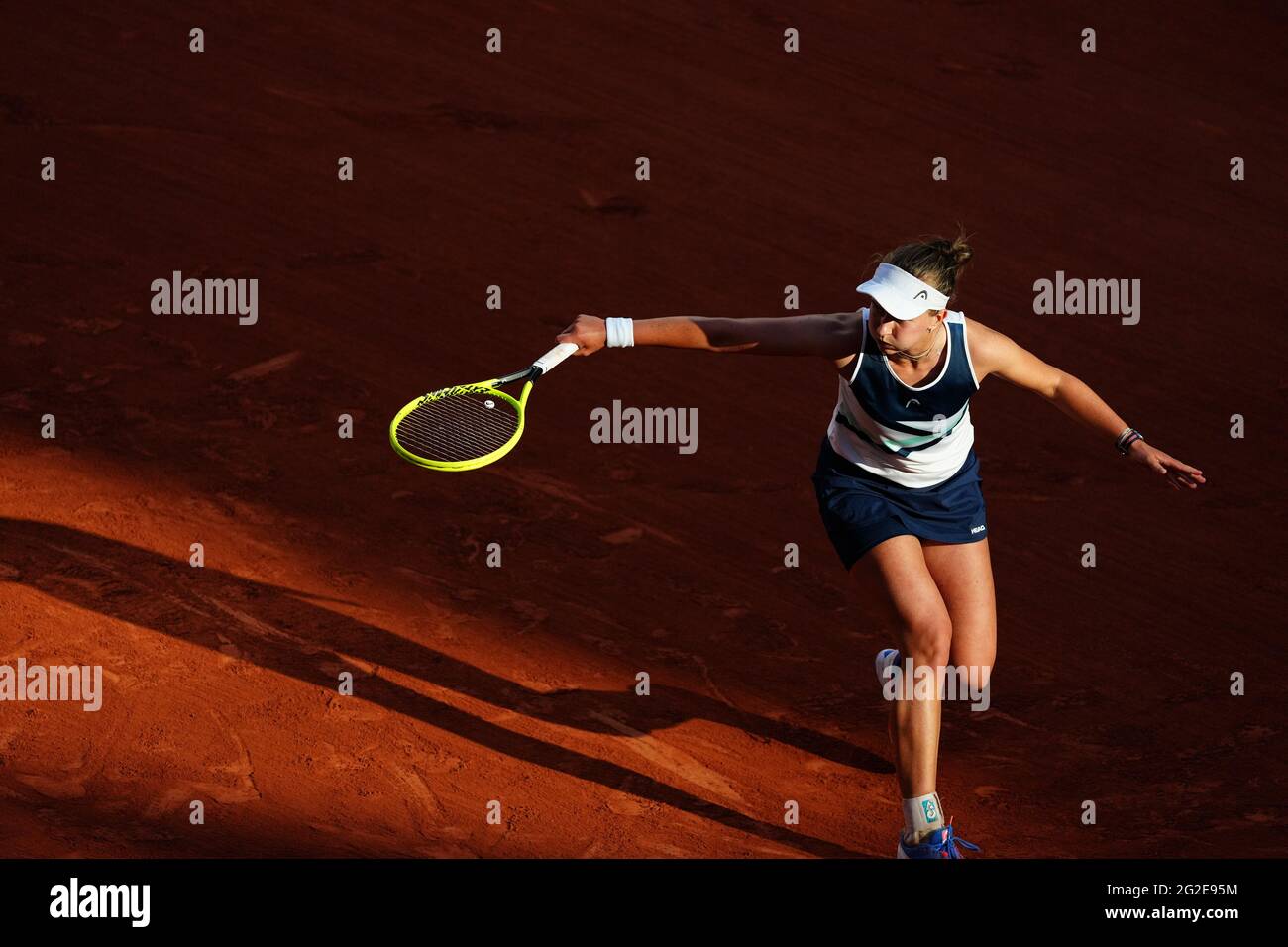 Paris, France. 10 juin 2021. Barbora Krejcikova de la République tchèque revient lors du match sémifinal féminin entre Barbora Krejcikova de la République tchèque et Maria Sakkari de la Grèce lors du tournoi de tennis de Roland Garros à Paris, France, le 10 juin 2021. Credit: Gao Jing/Xinhua/Alamy Live News Banque D'Images
