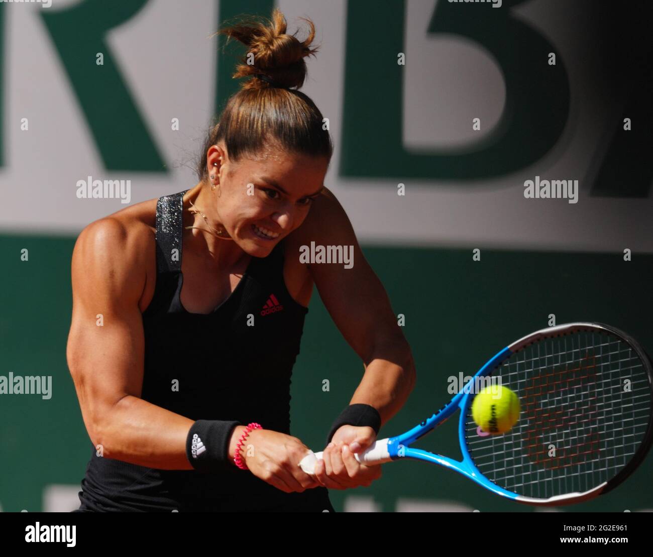 Paris, France. 10 juin 2021. Maria Sakkari de Grèce fait un retour lors du match sémifinal féminin entre Barbora Krejcikova de la République tchèque et Maria Sakkari de Grèce au tournoi de tennis de l'Open de France à Roland Garros à Paris, France, le 10 juin 2021. Credit: Gao Jing/Xinhua/Alamy Live News Banque D'Images