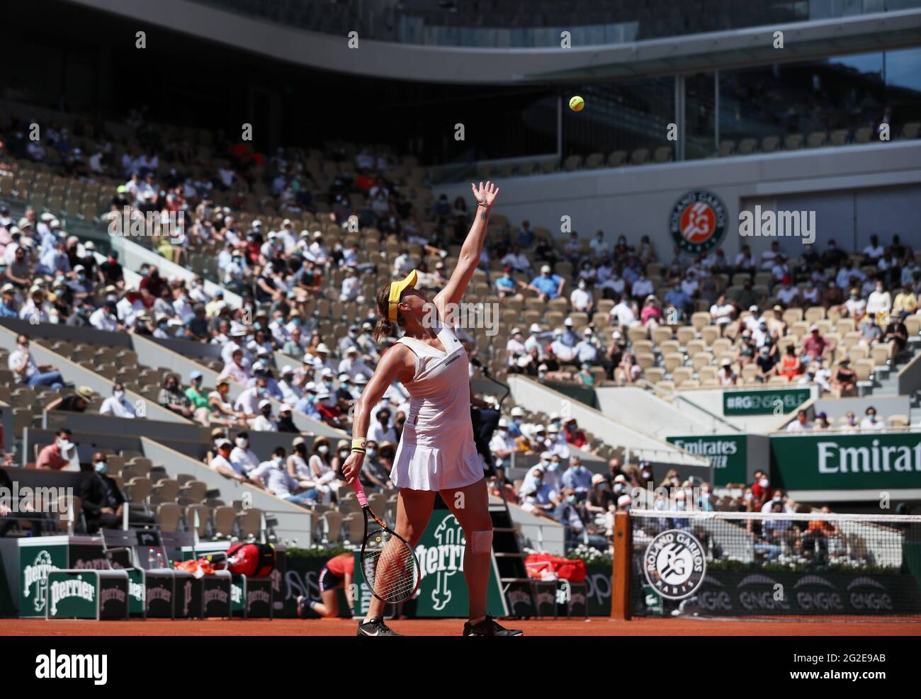 Paris, France. 10 juin 2021. Anastasia Pavlyuchenkova de Russie sert pendant le match semi-fin féminin entre Anastasia Pavlyuchenkova de Russie et Tamara Zidansek de Slovénie au tournoi de tennis ouvert à Roland Garros à Paris, en France, le 10 juin 2021. Credit: Gao Jing/Xinhua/Alamy Live News Banque D'Images