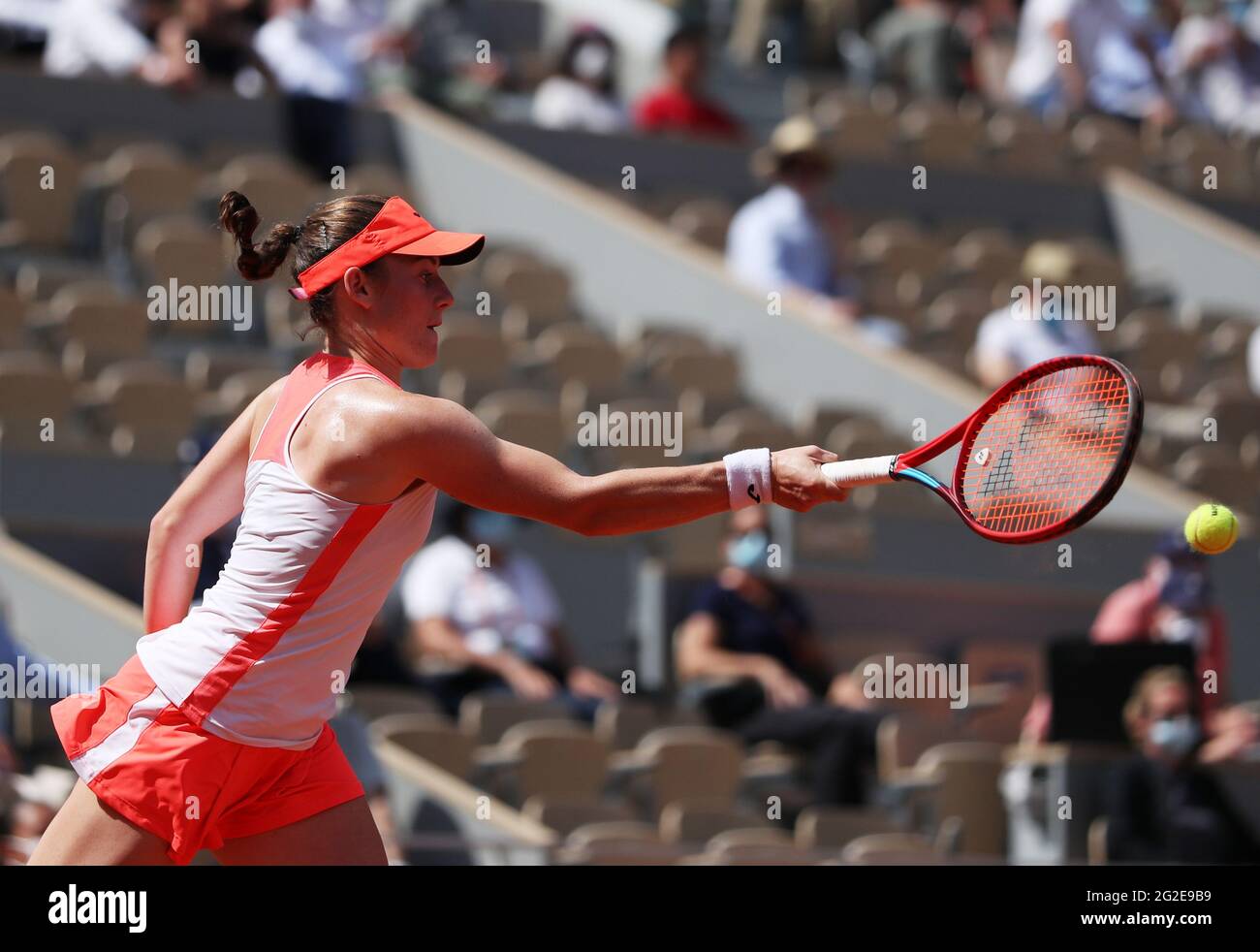 Paris, France. 10 juin 2021. Tamara Zidansek de Slovénie retourne le ballon lors du match semi-fin féminin entre Anastasia Pavlyuchenkova de Russie et Tamara Zidansek de Slovénie au tournoi de tennis ouvert à Roland Garros à Paris, France, le 10 juin 2021. Credit: Gao Jing/Xinhua/Alamy Live News Banque D'Images
