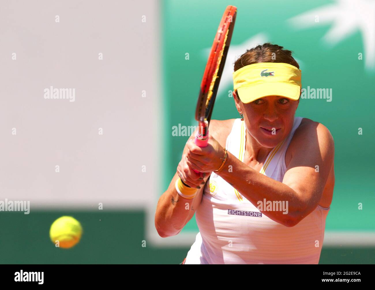 Paris, France. 10 juin 2021. Anastasia Pavlyuchenkova de Russie retourne le ballon lors du match sémifinal féminin entre Anastasia Pavlyuchenkova de Russie et Tamara Zidansek de Slovénie au tournoi de tennis ouvert à Roland Garros à Paris, France, le 10 juin 2021. Credit: Gao Jing/Xinhua/Alamy Live News Banque D'Images