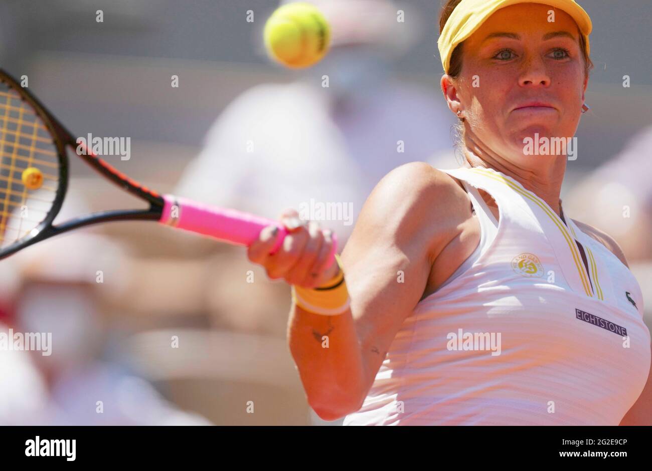 Paris, France. 10 juin 2021. Anastasia Pavlyuchenkova de Russie retourne le ballon lors du match sémifinal féminin entre Anastasia Pavlyuchenkova de Russie et Tamara Zidansek de Slovénie au tournoi de tennis ouvert à Roland Garros à Paris, France, le 10 juin 2021. Credit: Gao Jing/Xinhua/Alamy Live News Banque D'Images