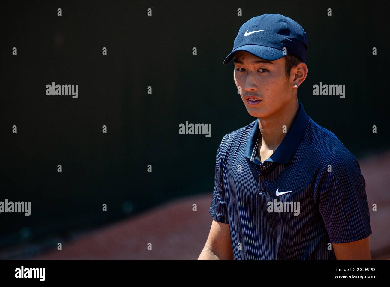 Paris, France. 10 juin 2021. Shang Juncheng, de Chine, réagit lors du match de quart-finale des garçons entre Shang Juncheng, de Chine, et Sean Cuenin, de France, lors du tournoi de tennis français Open à Roland Garros, à Paris, en France, le 10 juin 2021. Crédit: Aurélien Morissard/Xinhua/Alay Live News Banque D'Images