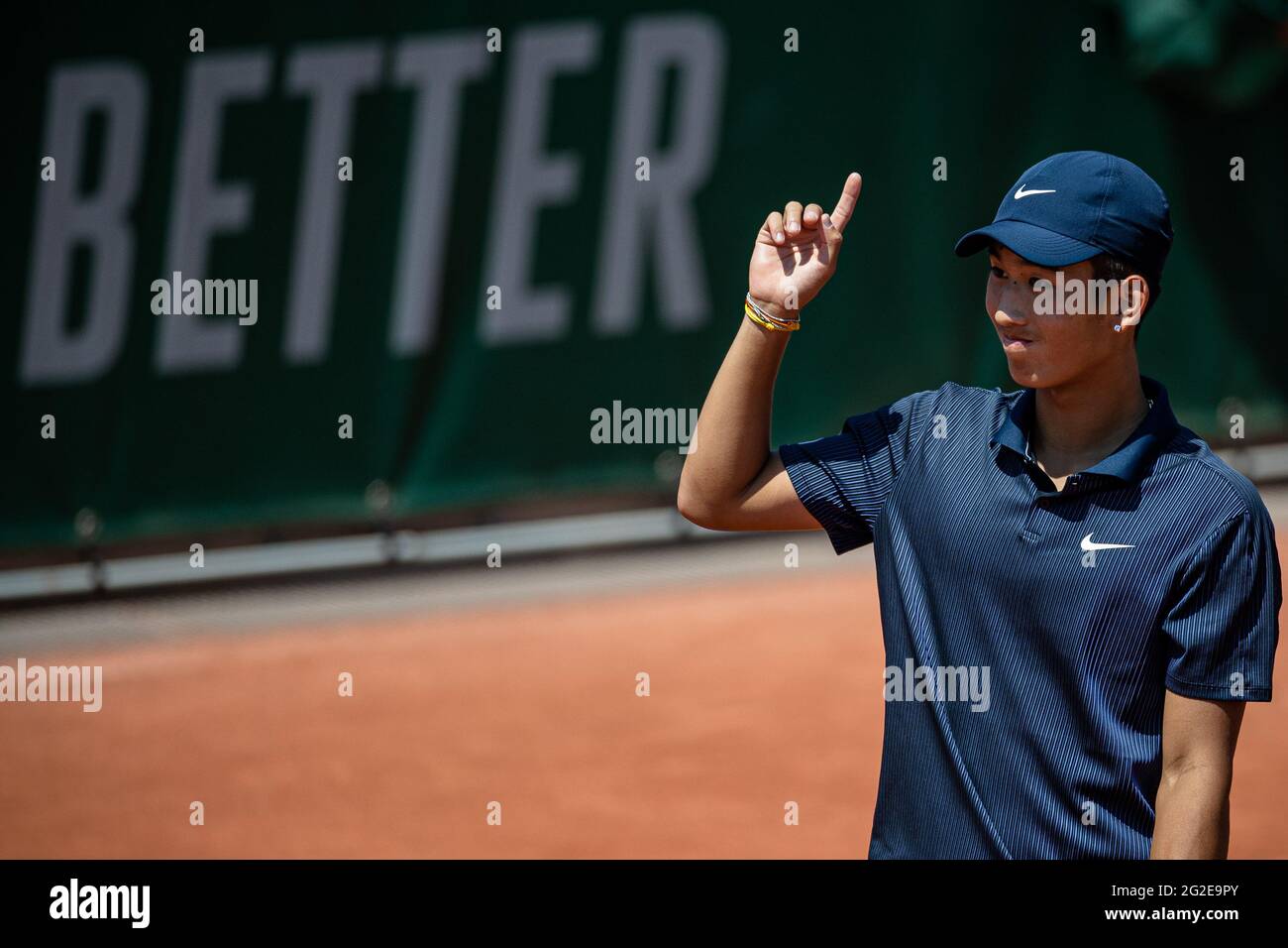 Paris, France. 10 juin 2021. Shang Juncheng, de Chine, réagit lors du match de quart-finale des garçons entre Shang Juncheng, de Chine, et Sean Cuenin, de France, lors du tournoi de tennis français Open à Roland Garros, à Paris, en France, le 10 juin 2021. Crédit: Aurélien Morissard/Xinhua/Alay Live News Banque D'Images