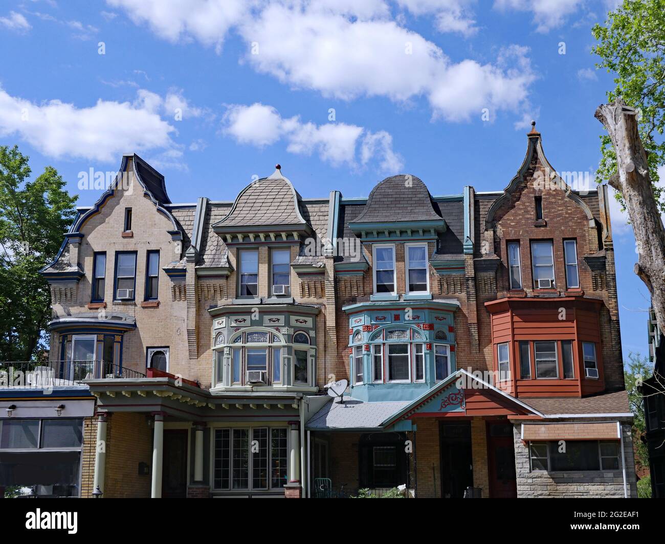 Façades de maisons en rangée colorées avec des pignons courbes, Philadelphie près de l'Université de Pennsylvanie Banque D'Images