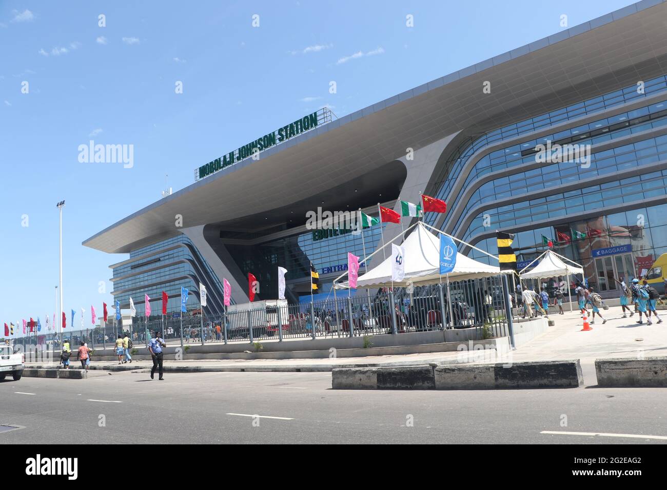 Lagos. 10 juin 2021. La photo prise le 10 juin 2021 montre une vue extérieure de la gare Mopolaji Johnson du chemin de fer Lagos-Ibadan à Lagos, au Nigeria. Le Nigeria a officiellement commencé jeudi l'exploitation commerciale complète d'un chemin de fer assisté par la Chine reliant les villes du sud-ouest de Lagos et d'Ibadan, pour faciliter les transports en commun et les mouvements de carburant dans le pays d'Afrique de l'Ouest.POUR ALLER AVEC 'Roundup: Le Nigeria flatte l'exploitation commerciale complète du chemin de fer assisté par la Chine' crédit: Emma Houston/Xinhua/Alamy Live News Banque D'Images