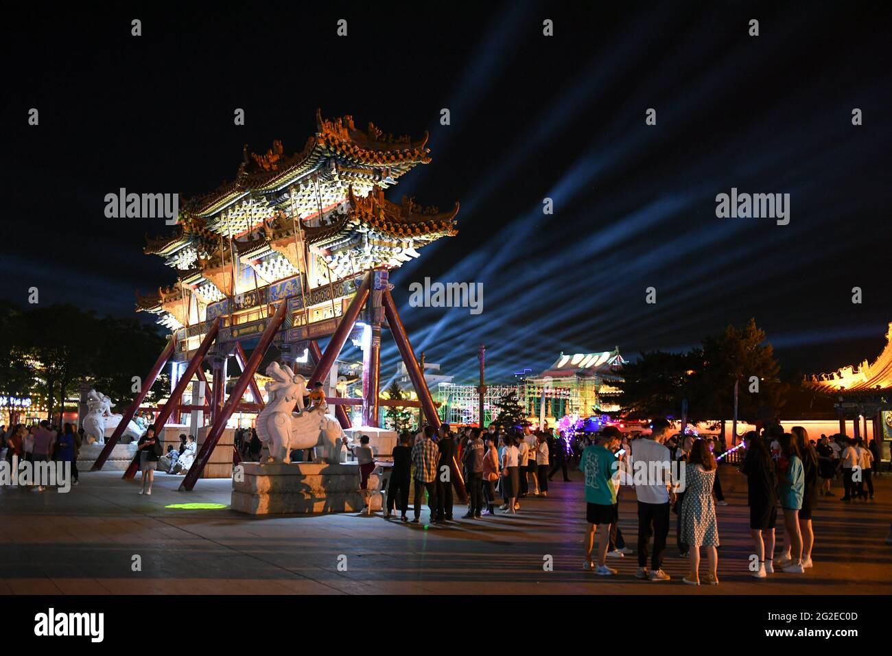 Hohhot, région autonome de la Mongolie intérieure de la Chine. 10 juin 2021. Les touristes visitent un site touristique à Hohhot, région autonome de la Mongolie intérieure, au nord de la Chine, le 10 juin 2021. Diverses activités telles que l'appréciation de la musique traditionnelle et la dégustation de la nourriture locale sont organisées ici pour promouvoir le tourisme. Credit: BEI HE/Xinhua/Alay Live News Banque D'Images