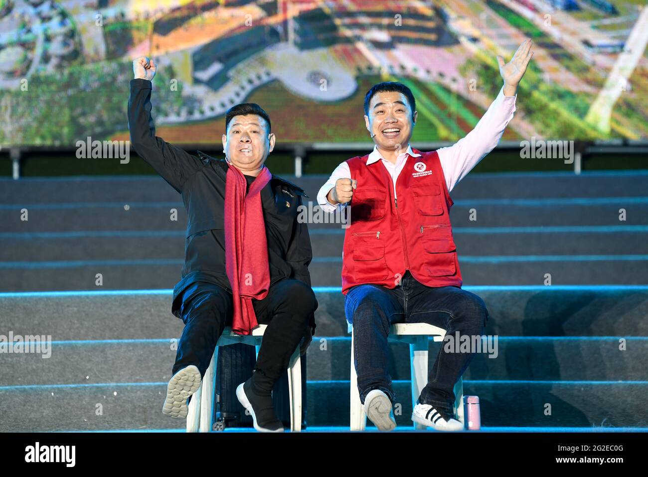 Hohhot, région autonome de la Mongolie intérieure de la Chine. 10 juin 2021. Des artistes se produisent lors d'un événement culturel et touristique à Hohhot, dans la région autonome de la Mongolie intérieure, dans le nord de la Chine, le 10 juin 2021. Diverses activités telles que l'appréciation de la musique traditionnelle et la dégustation de la nourriture locale sont organisées ici pour promouvoir le tourisme. Credit: BEI HE/Xinhua/Alay Live News Banque D'Images