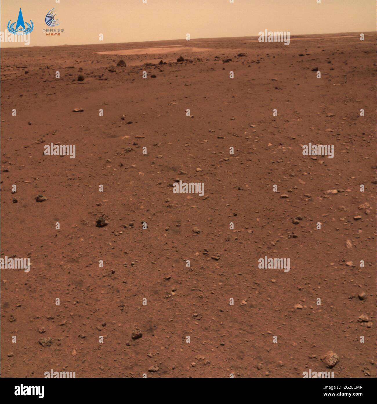 (210611) -- BEIJING, 11 juin 2021 (Xinhua) -- photo publiée le 11 juin 2021 par l'Administration spatiale nationale de Chine (CNSA) montre le paysage martien. La China National Space Administration Friday a publié de nouvelles images prises par le premier Mars rover Zhutrong du pays, montrant le drapeau national sur la planète rouge. Les images ont été dévoilées lors d'une cérémonie à Pékin, ce qui signifie le succès total de la première mission d'exploration de mars en Chine. Les images incluent le panorama du site d'atterrissage, le paysage martien et un selfie du rover avec la plate-forme d'atterrissage. (CNSA/document via Xinhua) Banque D'Images