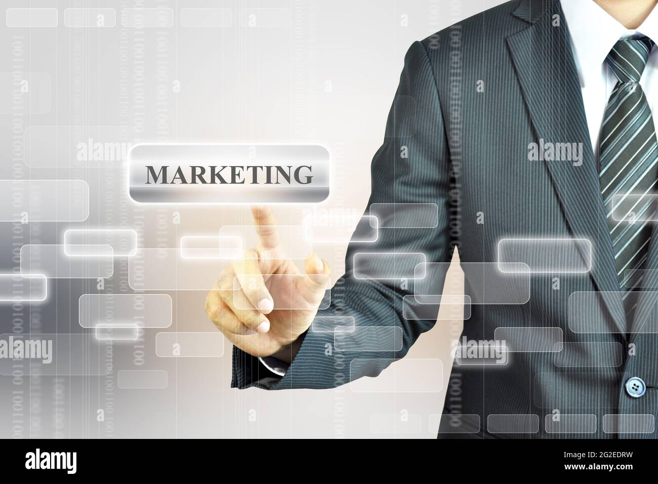 Homme d'affaires poussant l'enseigne DE MARKETING Banque D'Images