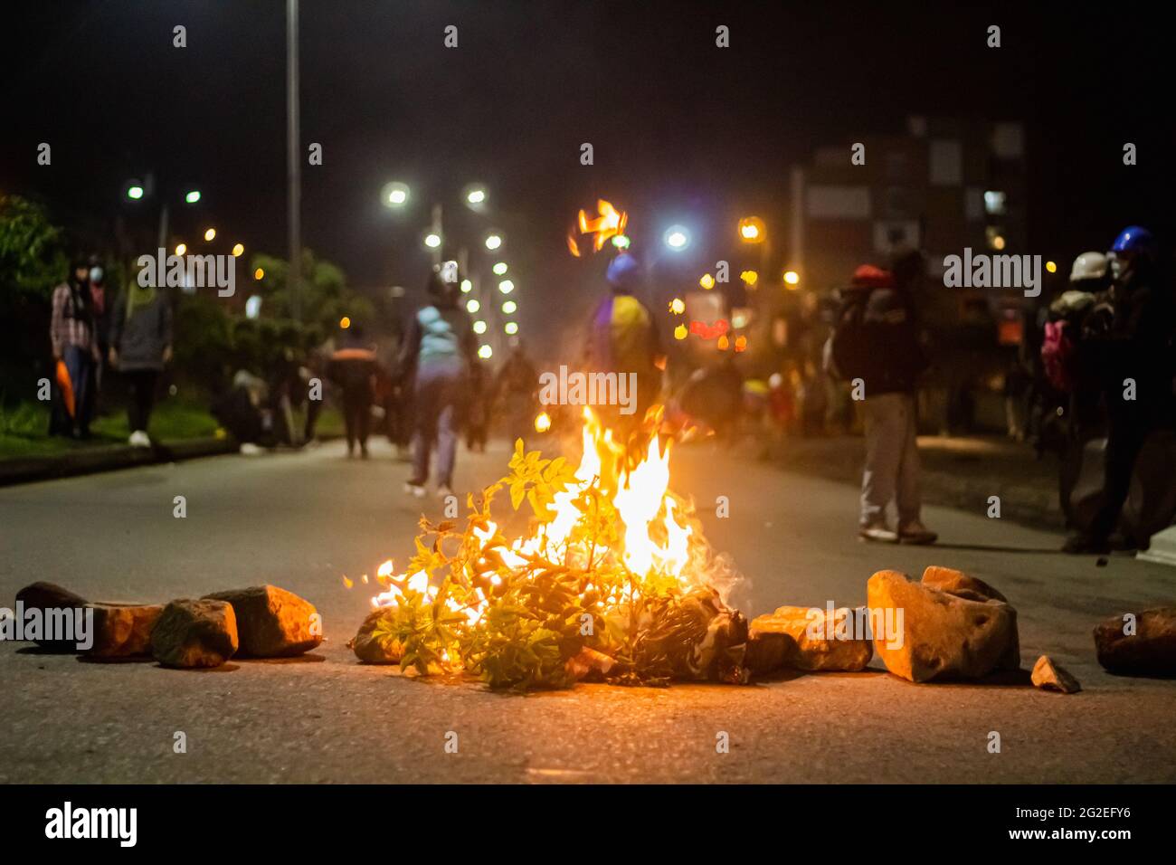 Une barricade routière faite de pierres et de feux alors que des manifestants participent à une manifestation anti-gouvernementale exigeant des inégalités et une réforme de la police alors que la Colombie a atteint sa 6e semaine de manifestations anti-gouvernementales qui se sont terminées par des affrontements entre la police anti-émeutes de Colombie (ESMAD) et des manifestants à Pasto, Narino, Colombie, le 9 juin 2021. Banque D'Images