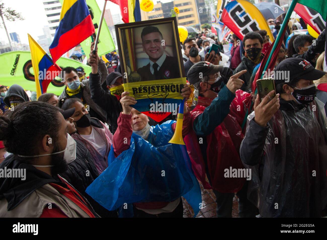 La mère de Dilan Cruz, morte dans les manifestations de 2019, lève une photo de son fils alors que les manifestations ont pris l'entrée de l'hôtel Tequendama lors des réunions de vérification des Nations Unies et de la CIDH au milieu de manifestations anti-gouvernementales en Colombie qui ont conduit à au moins 70 morts dans un mois de manifestations, Le 9 juin 2021 à Bogota, Colombie. Banque D'Images