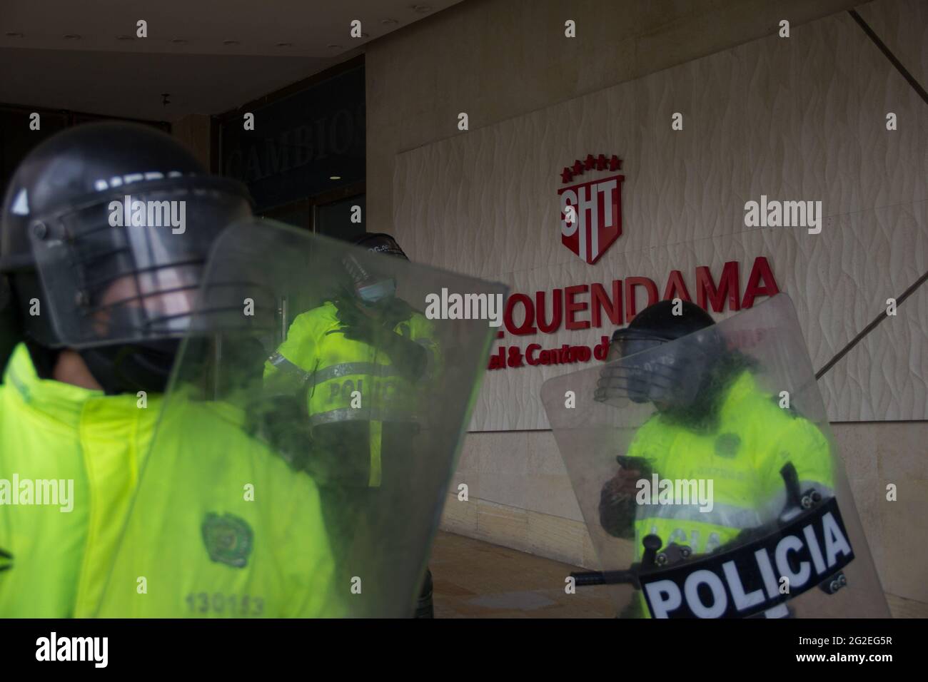 Les policiers anti-émeutes de Colombie (ESMAD) gardent l'entrée tandis que des manifestations ont pris l'entrée de l'hôtel Tequendama lors des réunions de vérification des Nations Unies et de la CIDH dans le cadre de manifestations anti-gouvernementales en Colombie qui ont causé au moins 70 morts dans un mois de manifestations, le 9 juin 2021 à Bogota, en Colombie. Banque D'Images