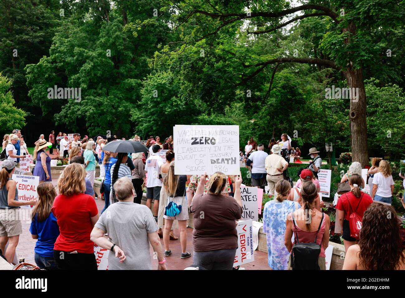 Bloomington, États-Unis. 10 juin 2021. Des manifestants se réunissent à Sample Gates de l'université de l'Indiana pendant la manifestation.des anti-vaxxers et anti-makers se sont rassemblés à Sample Gates de l'université de l'Indiana pour protester contre la vaccination obligatoire de Covid UI est requise pour les étudiants, le personnel et le corps professoral au cours du prochain semestre d'automne. Les manifestants affirment que leurs droits constitutionnels sont violés et ont entamé une action en justice. Crédit : SOPA Images Limited/Alamy Live News Banque D'Images