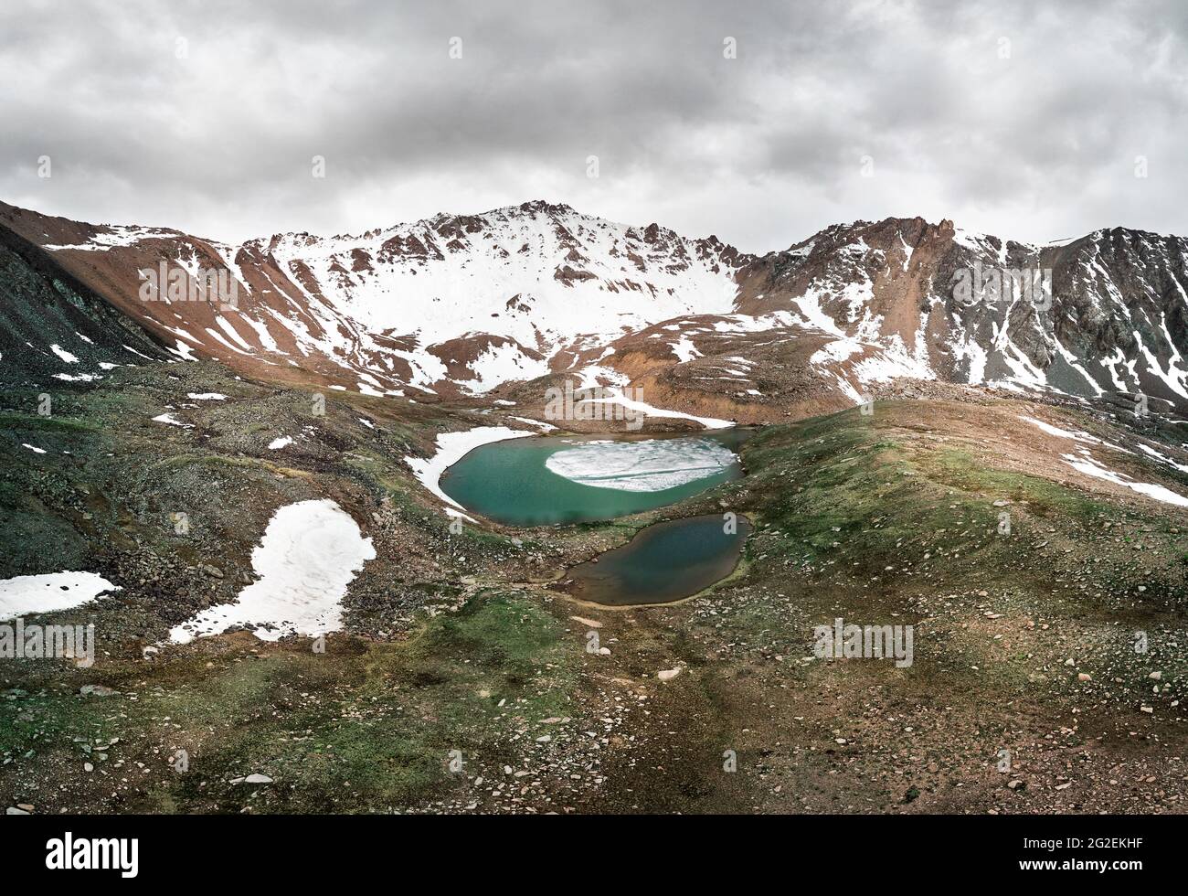 Magnifique paysage des lacs de montagne des glaciers près de la ville d'Almaty, Kazakhstan. Prise de vue aérienne avec un drone Banque D'Images