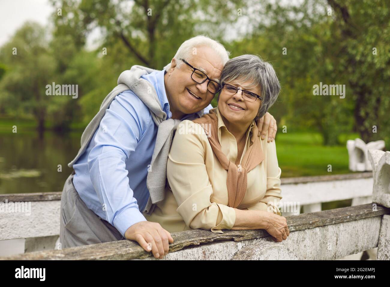 Joyeux couple de famille marié senior souriant s'embrassant avec tendresse à l'extérieur Banque D'Images