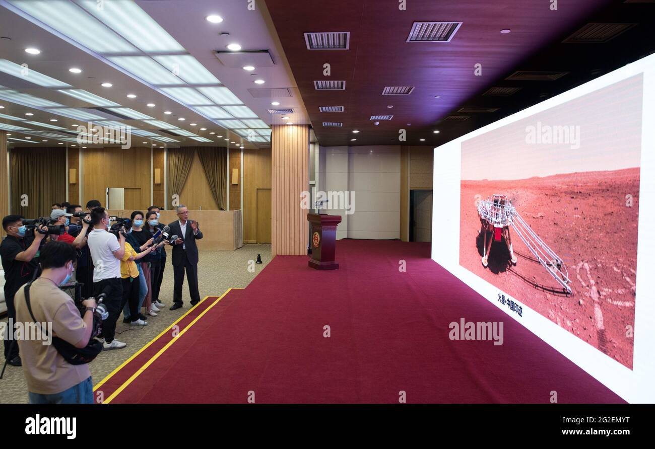 (210611) -- BEIJING, le 11 juin 2021 (Xinhua) -- Zhang Rongqiao, concepteur en chef de la première mission d'exploration de Mars en Chine, présente les nouvelles images prises par le premier mars rover Zhurong en Chine lors de la cérémonie au cours de laquelle les images sont dévoilées à Beijing, capitale de la Chine, le 11 juin 2021. Vendredi, la China National Space Administration (CNSA) a publié de nouvelles images prises par le premier Mars rover Zhutrong du pays, montrant le drapeau national sur la planète rouge. Les images ont été dévoilées lors d'une cérémonie à Pékin, ce qui signifie le succès total de la première mission d'exploration de Mars en Chine. Les images inc Banque D'Images