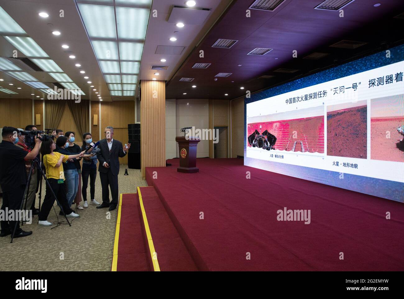 (210611) -- BEIJING, le 11 juin 2021 (Xinhua) -- Zhang Rongqiao, concepteur en chef de la première mission d'exploration de Mars en Chine, présente les nouvelles images prises par le premier mars rover Zhurong en Chine lors de la cérémonie au cours de laquelle les images sont dévoilées à Beijing, capitale de la Chine, le 11 juin 2021. Vendredi, la China National Space Administration (CNSA) a publié de nouvelles images prises par le premier Mars rover Zhutrong du pays, montrant le drapeau national sur la planète rouge. Les images ont été dévoilées lors d'une cérémonie à Pékin, ce qui signifie le succès total de la première mission d'exploration de Mars en Chine. Les images inc Banque D'Images