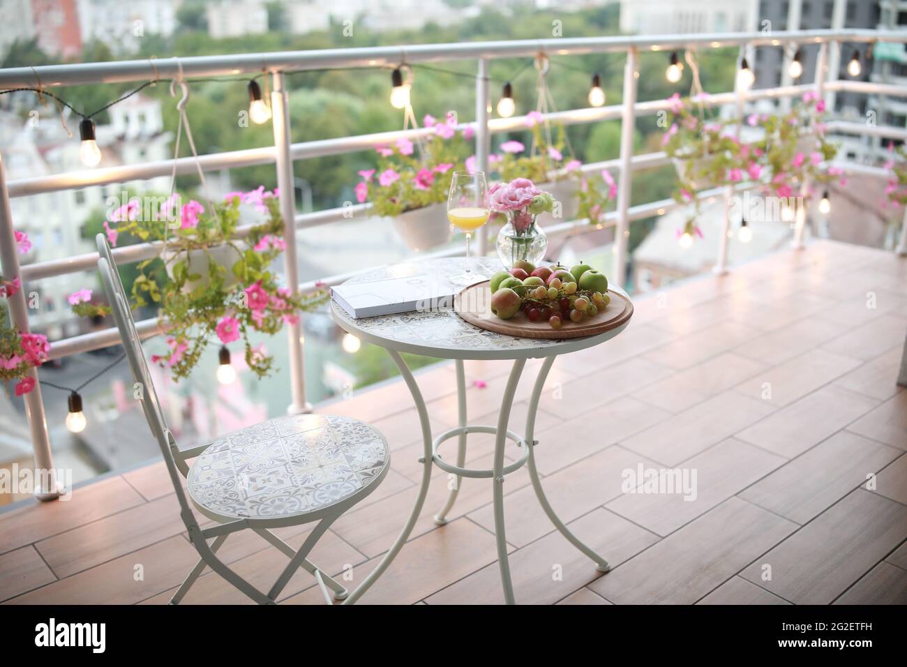 Un vase de fleurs sur une table Banque D'Images