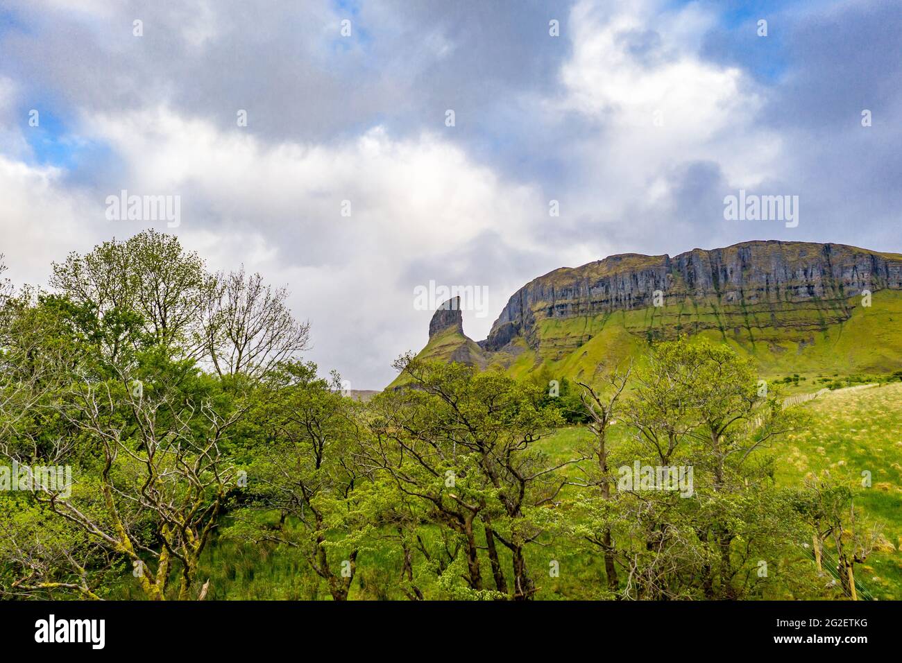 Vue aérienne de la formation rocheuse située dans le comté de Leitrim, Irlande appelé Eagles Rock. Banque D'Images