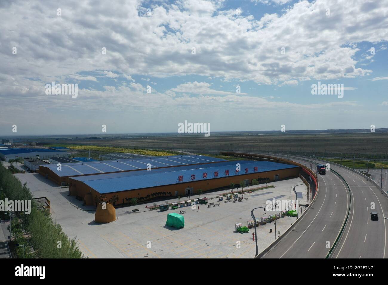 Ourumqi. 5 juin 2021. La photo aérienne prise le 5 juin 2021 montre un parc industriel naan-making à Horgos, dans la région autonome de Xinjiang Uygur, dans le nord-ouest de la Chine. Credit: Gu Yu/Xinhua/Alay Live News Banque D'Images