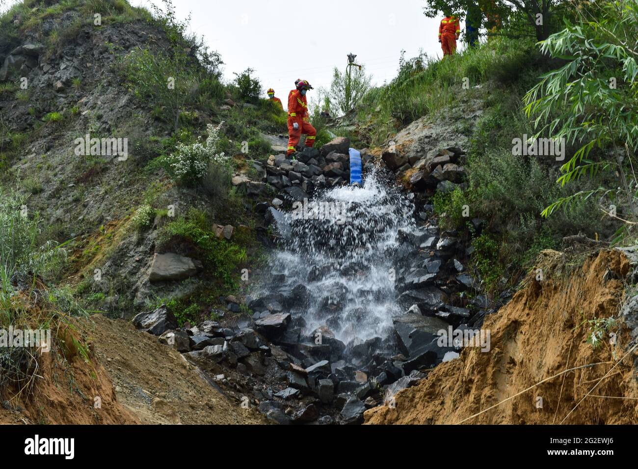 Daixian, province chinoise du Shanxi. 11 juin 2021. L'eau est vidangée du site d'accident d'une mine de fer qui a inondé le comté de Daixian, dans la province du Shanxi, au nord de la Chine, le 11 juin 2021. Treize personnes ont été piégées dans une mine de fer qui a inondé la province du Shanxi dans le nord de la Chine, ont déclaré jeudi les autorités locales.les opérations de sauvetage sont en cours. Credit: Chai Ting/Xinhua/Alay Live News Banque D'Images