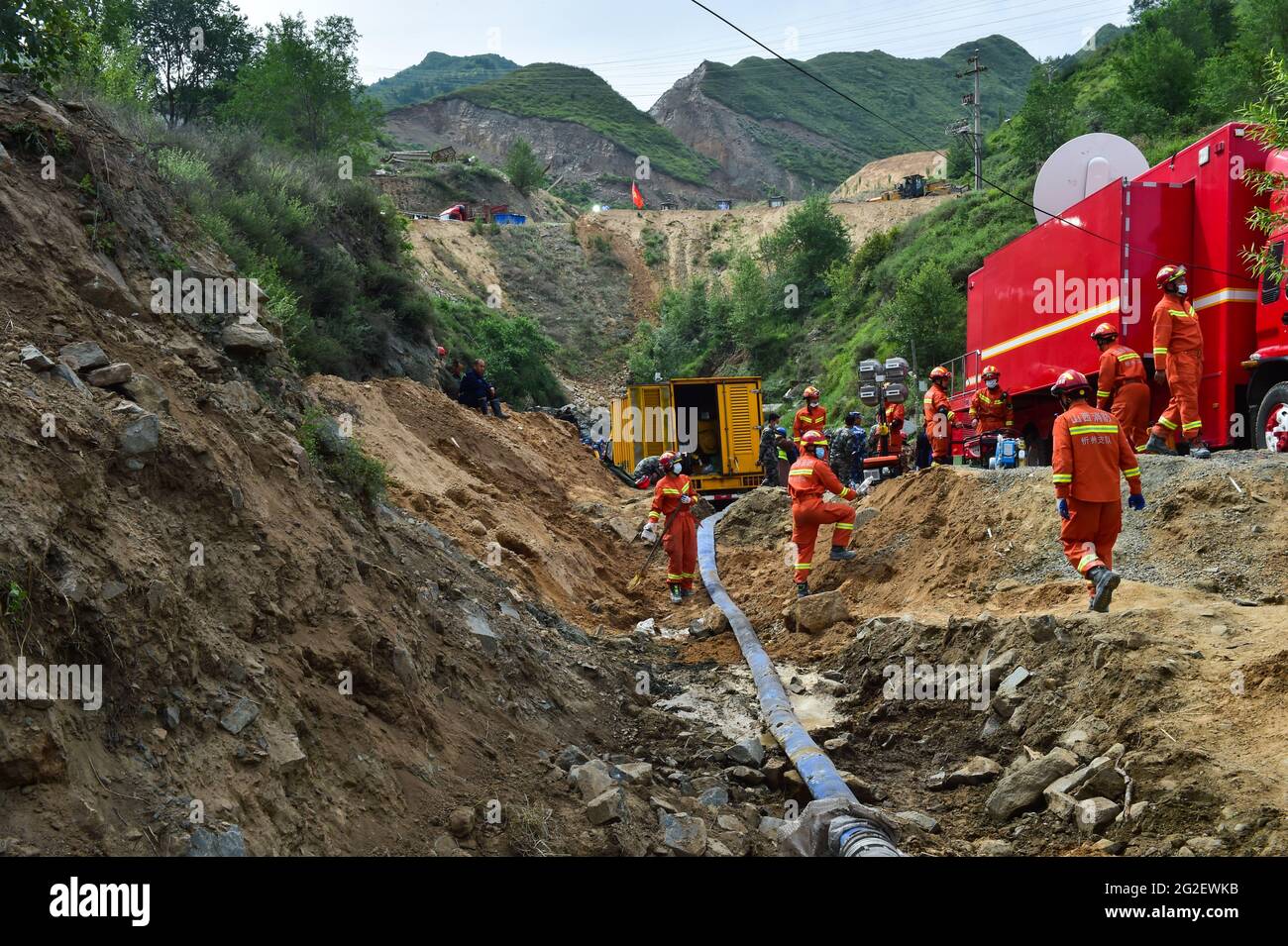Daixian, province chinoise du Shanxi. 11 juin 2021. Les sauveteurs travaillent sur le site de l'accident d'une inondation de mine de fer dans le comté de Daixian, dans la province du Shanxi, au nord de la Chine, le 11 juin 2021. Treize personnes ont été piégées dans une mine de fer qui a inondé la province du Shanxi dans le nord de la Chine, ont déclaré jeudi les autorités locales.les opérations de sauvetage sont en cours. Credit: Chai Ting/Xinhua/Alay Live News Banque D'Images