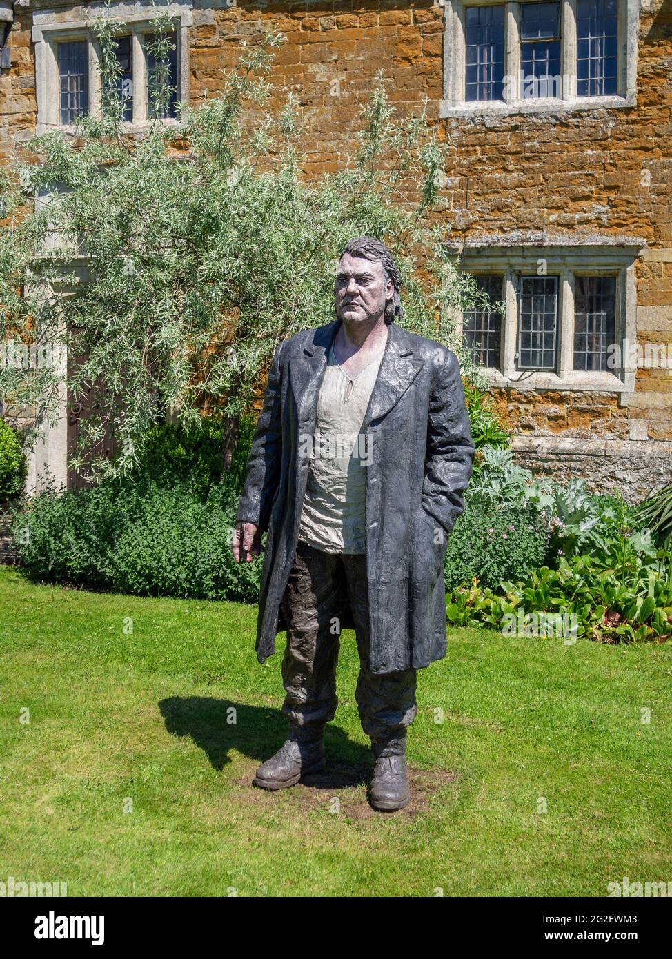 Sculpture LifeSize de la chanteuse d'opéra Bryn Terfel, Wotan from the Ring cycle, en dehors de l'opéra Nevill Holt, Leicestershire, Royaume-Uni Banque D'Images