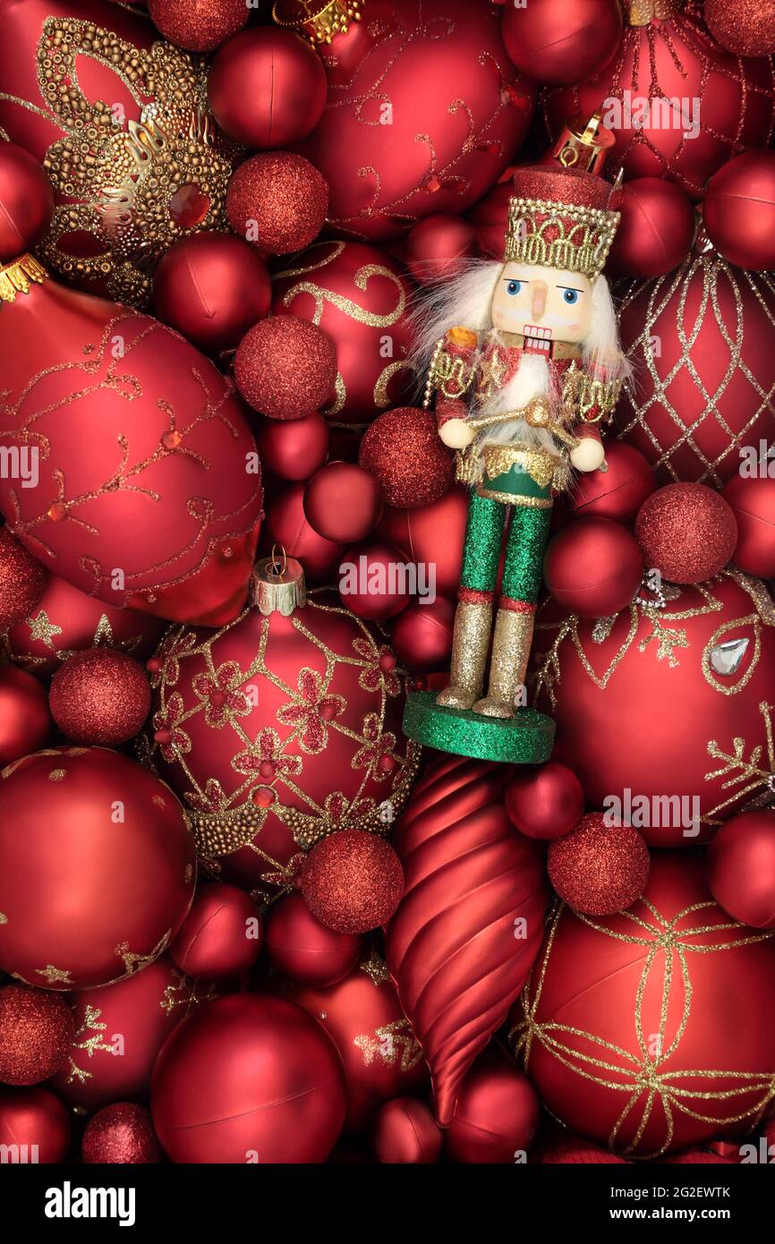 Arrière-plan de Noël avec décoration de soldat de casse-noisette et boules rouges et dorées. Noël composition abstraite pour les fêtes. Vue de dessus. Banque D'Images
