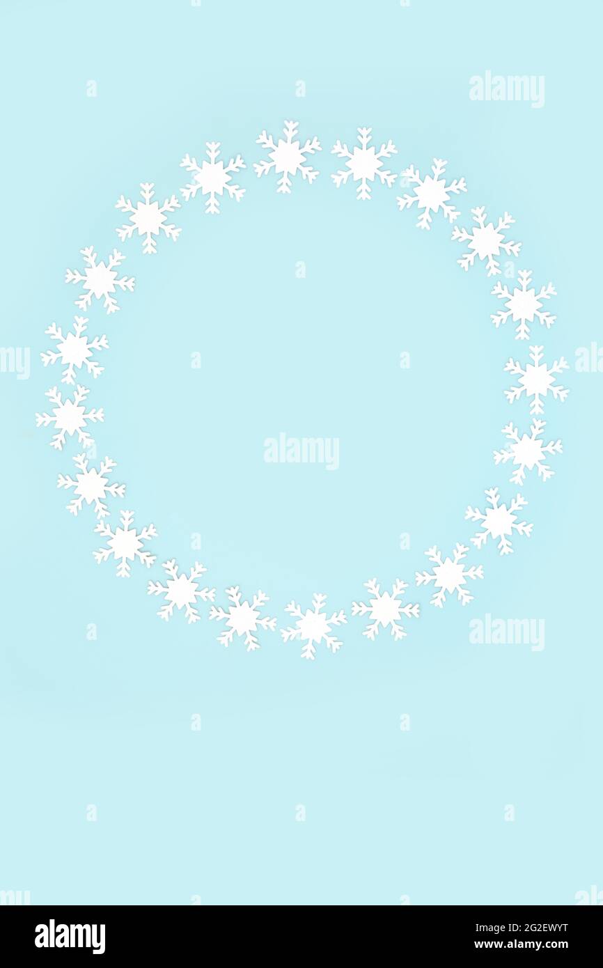 Noël résumé couronne de flocon de neige minimale sur fond bleu pastel. Noël, hiver et nouvel an pour les fêtes de fin d'année. Banque D'Images