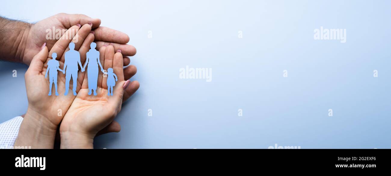Réduction des mains papier Couper famille de personnes. Unité et religion Banque D'Images