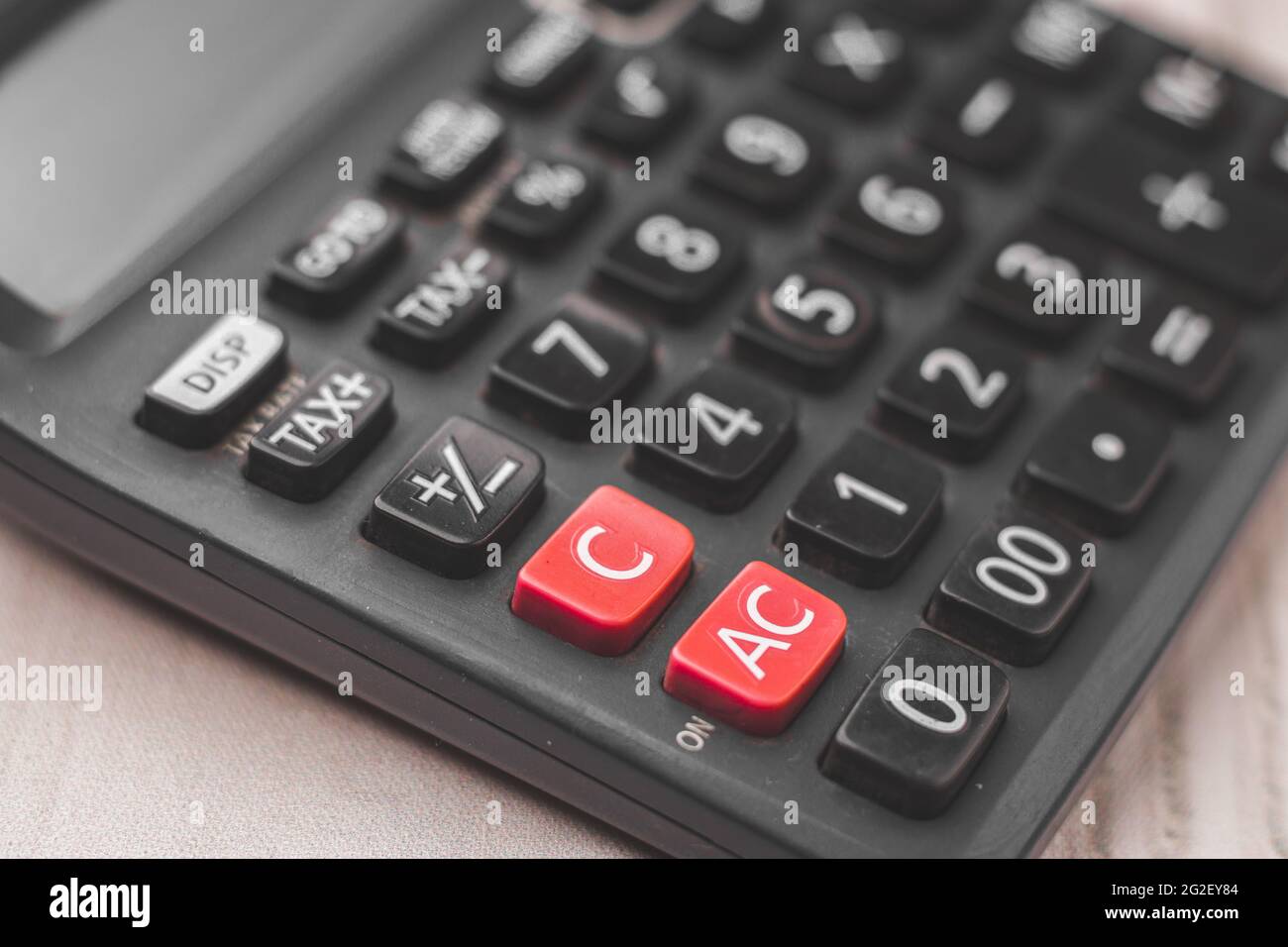 Calculatrice noire sur image de fond de texture. Banque D'Images